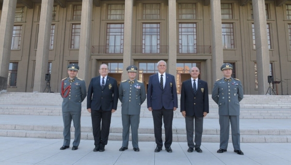 Cien Águilas saluda a autoridades de Escuela Militar en su 207 aniversario